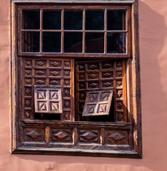 Wall Mural - Historische Holzfenster an einem alten Gebäude in Garachico auf der Insel Teneriffa