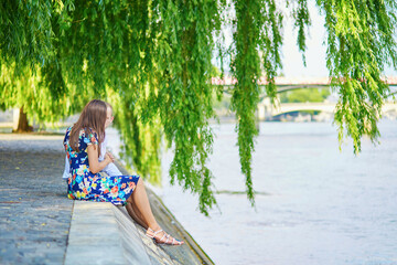 Wall Mural - Young romantic couple on the Seine embankment