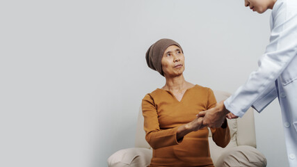 Elderly Asian female patients with cancer specialists meet by appointment to receive treatment advice for breast, cervical, lung cancer.