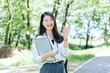 © 望菜 竹内 - Business woman working in fresh green　新緑の中で仕事するビジネスウーマン