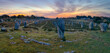 panoramique sur Alignement mégalithique, arrangement de menhirs au lever du soleil Carnac, Bretagne, France