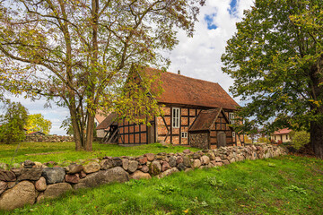 Wall Mural - Haus und Mauer in Carwitz in der Feldberger Seenlandschaft