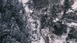 Drohnenaufnahme von der Viamalaschlucht in Graubünden/Schweiz bei Schnee