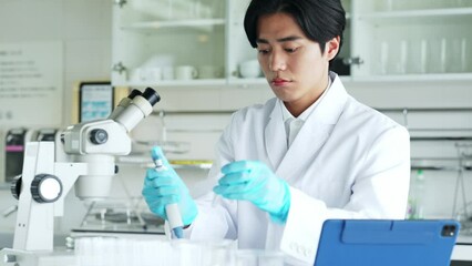 Poster - 研究室で実験する研究者