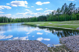 Fototapeta Fototapeta z niebem - Piękny widok, błękitne niebo z gęstymi chmurami odbijającymi się w tafli wody w otoczeniu zieleni