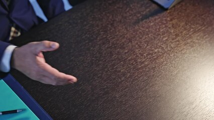Poster - 暗いオフィスで握手するビジネスマン
