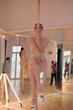 Frau in Pink wunderschön Geschminkt ukrainerin Blaue Augen Rosa Lippen Blondes Haar Poledancerin Pole Dance Tanz Gym Trainer