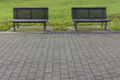 Samotne ławki przy alejce parkowej 
