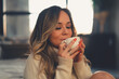 © Renan - mulher tomando café