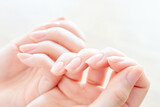爪の状態を確かめる女性の手元