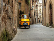 Toskania Pitigliano wąska ulica uliczka
