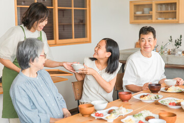 Sticker - 家のダイニングで家族団欒して食事する子供と夫婦・親子・三世代家族（二世帯住宅）
