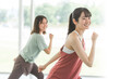 © buritora - スポーツジムでダンス・エアロビレッスンをする女性達