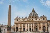 Fototapeta  - zylika Świętego Piotra w Rzymie uchwycona z różnych perspektyw, ukazująca bogactwo architektonicznych detali i majestatyczność tego ważnego miejsca pielgrzymkowego. 