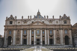 Fototapeta  - Bazylika Świętego Piotra w Rzymie uchwycona z różnych perspektyw, ukazująca bogactwo architektonicznych detali i majestatyczność tego ważnego miejsca pielgrzymkowego. 
