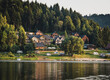 Malowniczy widok na miejscowość Zawóz, rozpościerający się z lśniących wod Jeziora Solińskiego. Miejsce, gdzie natura i człowiek żyją w harmonii.