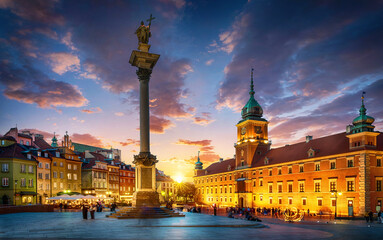 Wall Mural - Royal Castle, ancient townhouses and Sigismund's Column in Old town in Warsaw, Poland. Night view, long exposure.