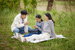 © stciel - 피크닉 와서 편안하게 쉬고있는 가족