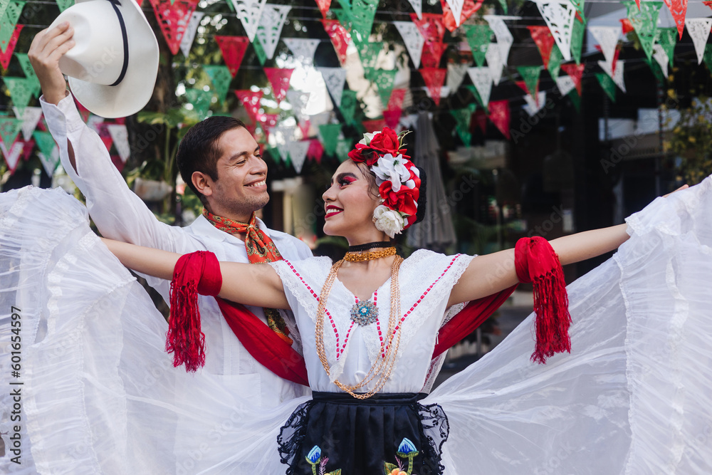 Latin couple of dancers wearing traditional Mexican dress from Veracruz Mexico  Latin America, young hispanic woman and man in independence day or cinco de  mayo parade or cultural Festival Stock Photo |