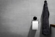 papier toaletowy z ręcznikiem, koncept problemów zdrowotnych i wstydliwy temat wc.  