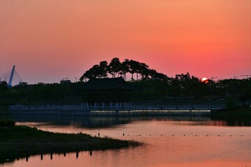 석양, h2o, 호수, sky, 경관, 태양, 네이처, 일출, 구름, 저녁, 바다, 강, 구름, 오늘밤, 모닝, orange, 물가, 여름, 수평선, 나무, 새벽, 대양, 조용, beautiful