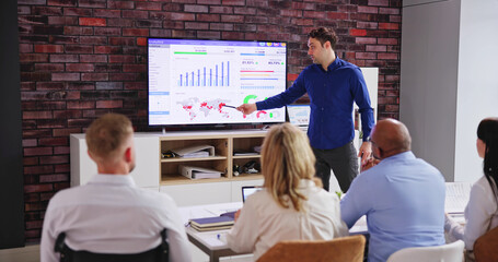 Poster - Businesspeople Looking At Businessman Giving Presentation