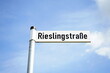 Straßenschild der Rieslingstraße mit Schrift in Schwarz auf weißem Grund mit blauem Himmel im Sonnenschein in den Weinbergen in Traben-Trarbach in Bernkastel-Wittlich in Rheinland-Pfalz in Deutschland