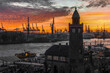 Blick auf den Pegelturm an den Landungsbrücken und den Hamburger Hafen während des Sonnenuntergangs, horizontal 