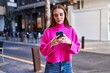 © Krakenimages.com - Young woman using smartphone at street