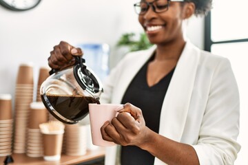 Canvas Print - African american woman business worker pouring coffee on cup at office