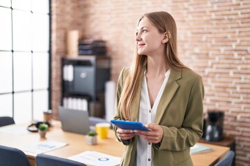 Canvas Print - Young caucasian woman business worker using touchpad at office