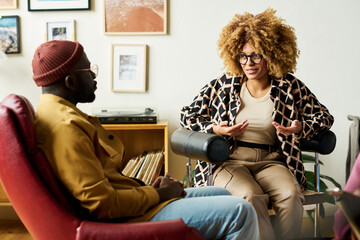 Aufkleber - young smiling african american businesswoman explaining her point of view to male colleague during c