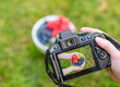 Miska pełna owoców jagód, malin, winogron i borówek fotografowana aparatem fotograficznym z podglądem na żywo