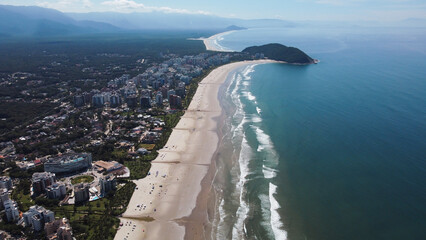 Rivieira de São Lourenço em Bertioga, SP, Brasil captada do alto por um drone