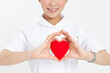 © UTS - ハートのオブジェを持った女性看護師