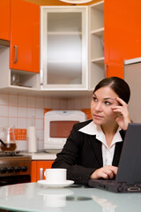 Poster - attractve brunette woman in kitchen