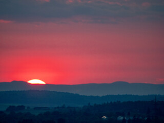 Wall Mural - Sonnenuntergang hinter Hügelkette