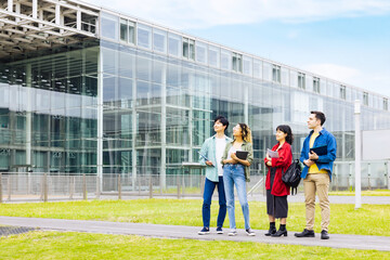 Poster - 空を見上げる多国籍の学生グループ