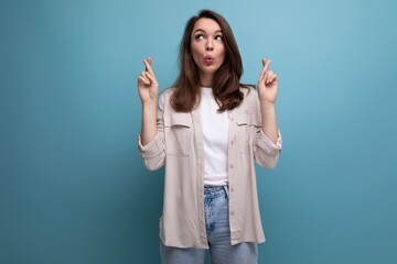 Wall Mural - a pretty 25 year old woman in a casual look points her index fingers up at the wall