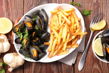 Wall Mural - mussel and french fries