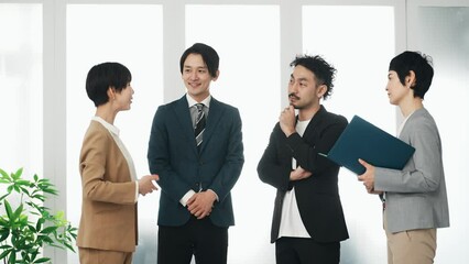 Aufkleber - オフィスで会話するビジネスパーソンのグループ