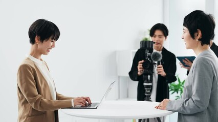 Leinwandbilder - ミドル女性を応援する会社員グループ