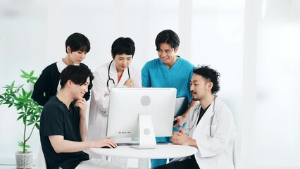 Aufkleber - パソコンを見ながら話す医療従事者　医師　看護師