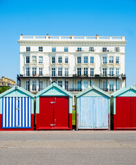 Wall Mural - Reihe von schönen bunten Badehäuschen am Meer in Brighton and Hove, East Sussex, England