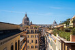 Rom, Italien, März 2023 Blick von der der Piazza Trinita dei Monti au die Dachterrassen entlang der Via della Croce im Hintergrund die Kuppen mom Petersdom und chiesa Santi Ambrogio e Carlo