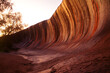 Zachodnia Australia - Fala skalna o nazwie Waves Rock z kolorowymi skałami o wschodzie Słońca