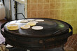 Tortillas de Maíz preparadas sobre una plancha de Metal llamada Comal. Alimento típico en Guatemala. Comida Guatemalteca por Tradición.