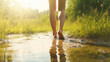 Der Weg zu Fuß: Eine Frau genießt barfußes Gehen auf einem einladenden Barfußpfad
