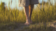 Freiheit für die Füße: Eine Frau genießt das Barfußgehen auf einem sinnlichen Pfad