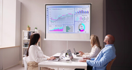 Poster - Businesspeople Looking At Businessman Giving Presentation